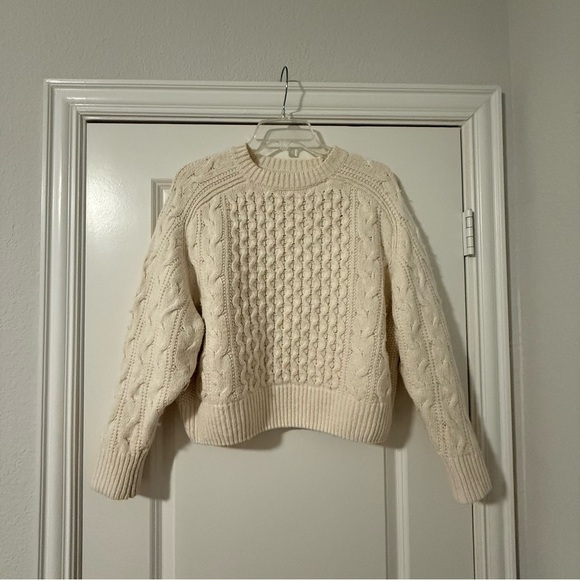 UNIVERSAL THREAD SWEATER SIZE SMALL - Picture 2 of 5